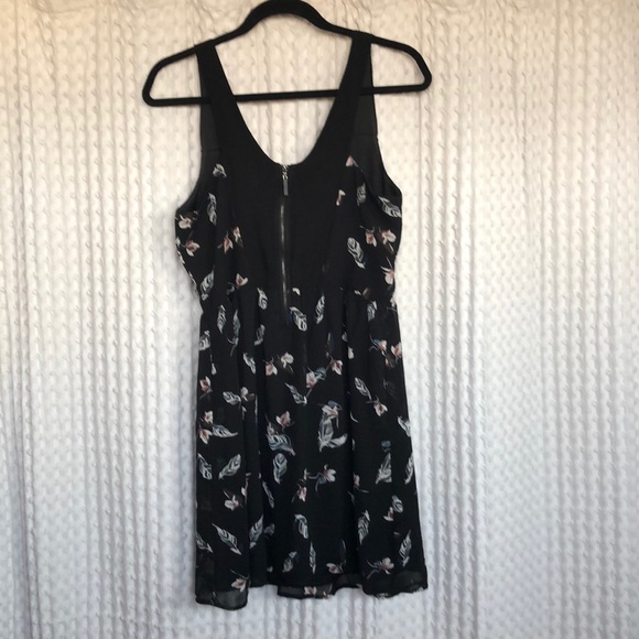 V neck floral and feather print dress - Picture 4 of 6